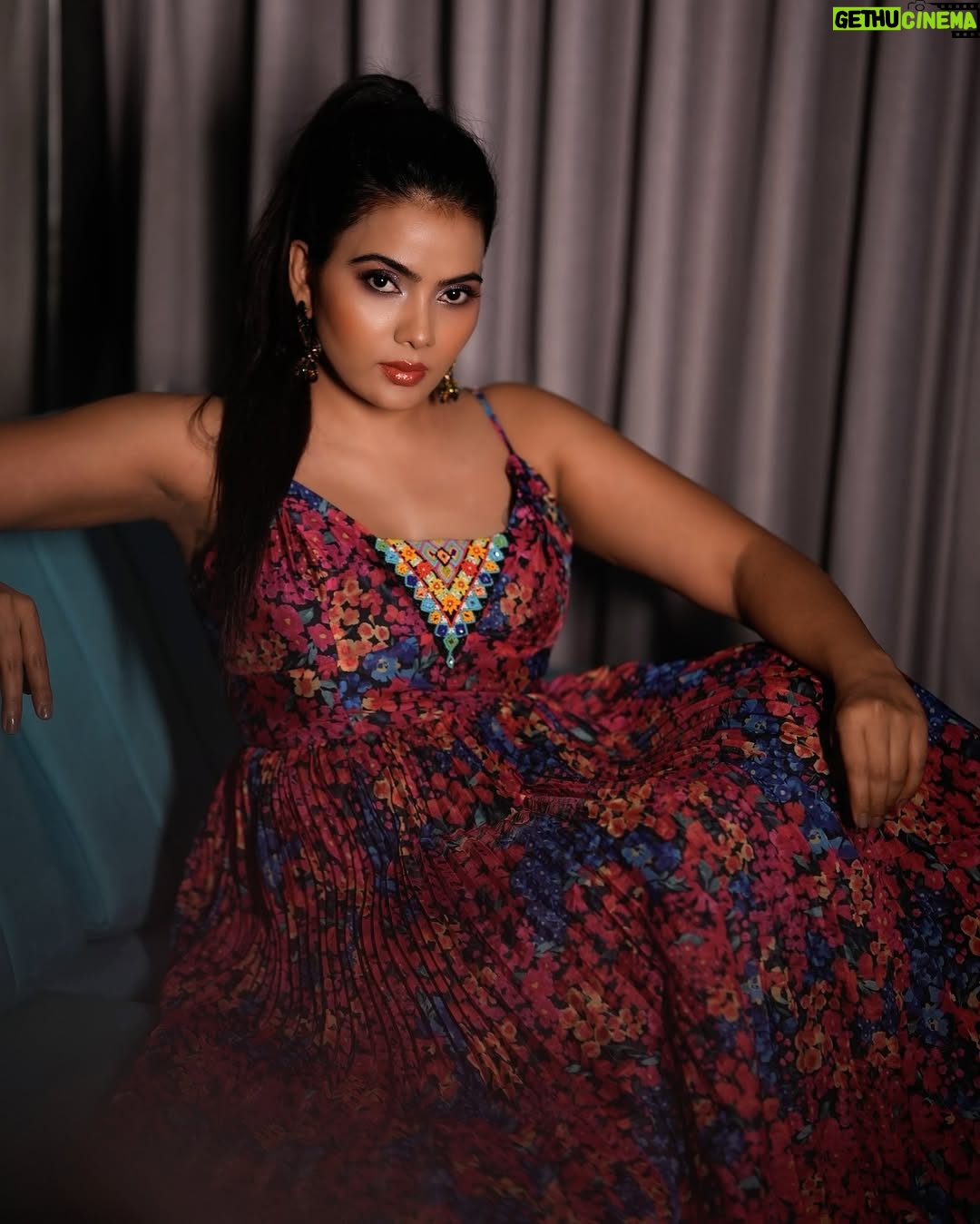 Anupama Prakash - 1K Likes - SELF CONFIDENCE 🧿😊🙏
IS THE BEST OUTFIT.
ROCK IT AND OWN IT 😎
photography-  @akshay.meriya