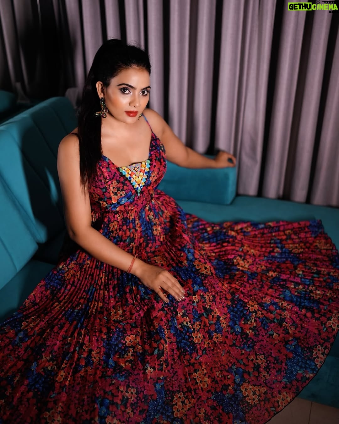 Anupama Prakash - 1K Likes - SELF CONFIDENCE 🧿😊🙏
IS THE BEST OUTFIT.
ROCK IT AND OWN IT 😎
photography-  @akshay.meriya