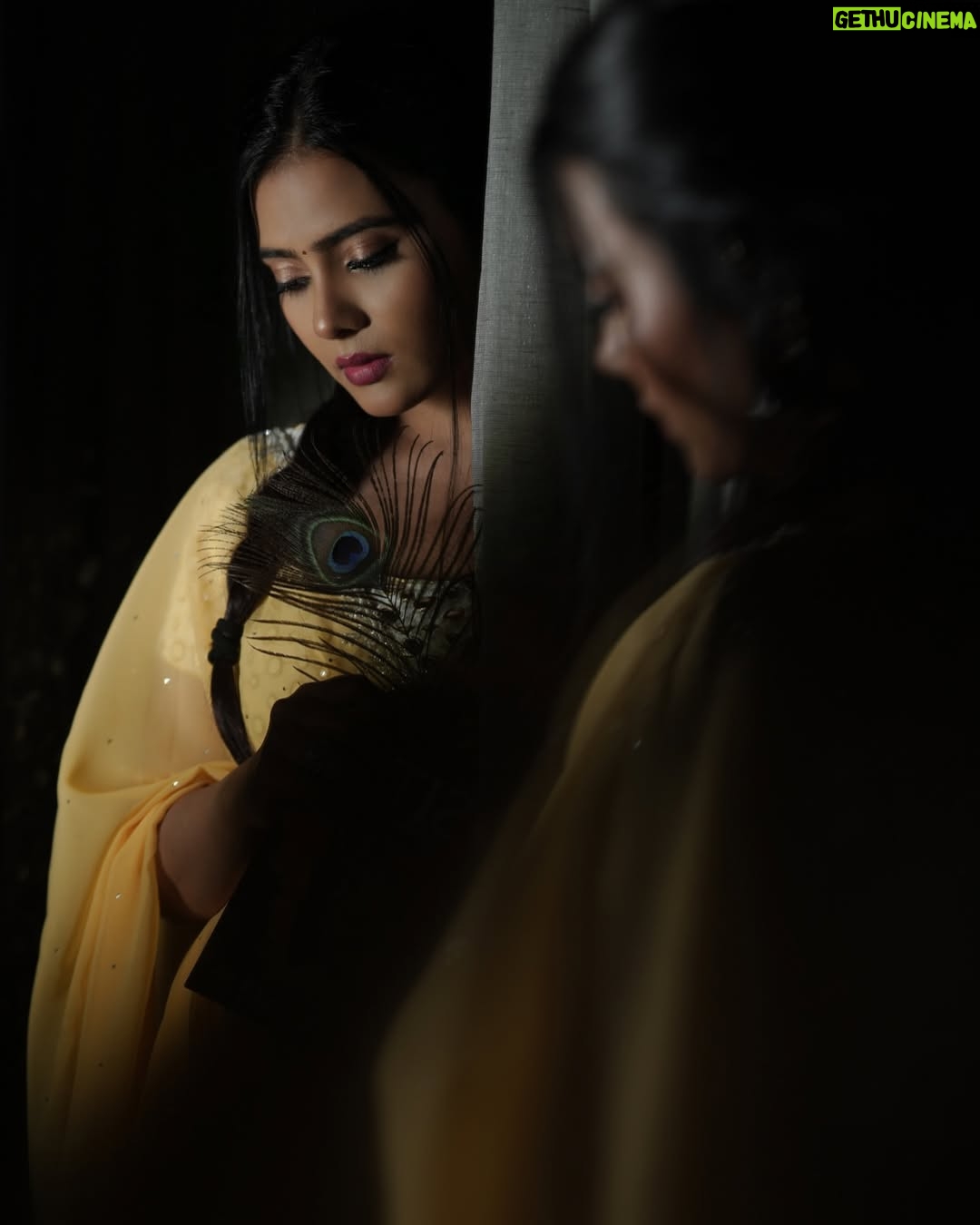 Anupama Prakash - 2.7K Likes - Simplicity With a touch of Sunshine ☀️ 🥰
Photography By - @akshay.meriya