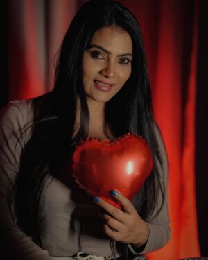 Anupama Prakash Instagram - #valentine❤️ 
#love 
#toall 
#mumbai
Photography by- @akshay.meriya