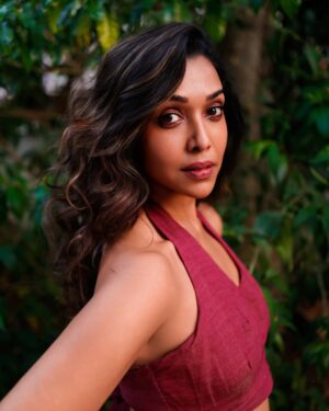 Anupriya Goenka Instagram - Feels like a day, for poetry, chai, music and letters 🌧️

Wearing @labelrasa
Pics @vishwasgonsalves 

#sunset #rains #music #fyp
