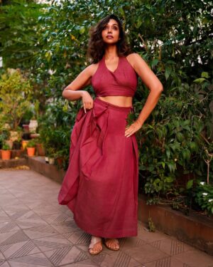 Anupriya Goenka Instagram - Feels like a day, for poetry, chai, music and letters 🌧️

Wearing @labelrasa
Pics @vishwasgonsalves 

#sunset #rains #music #fyp
