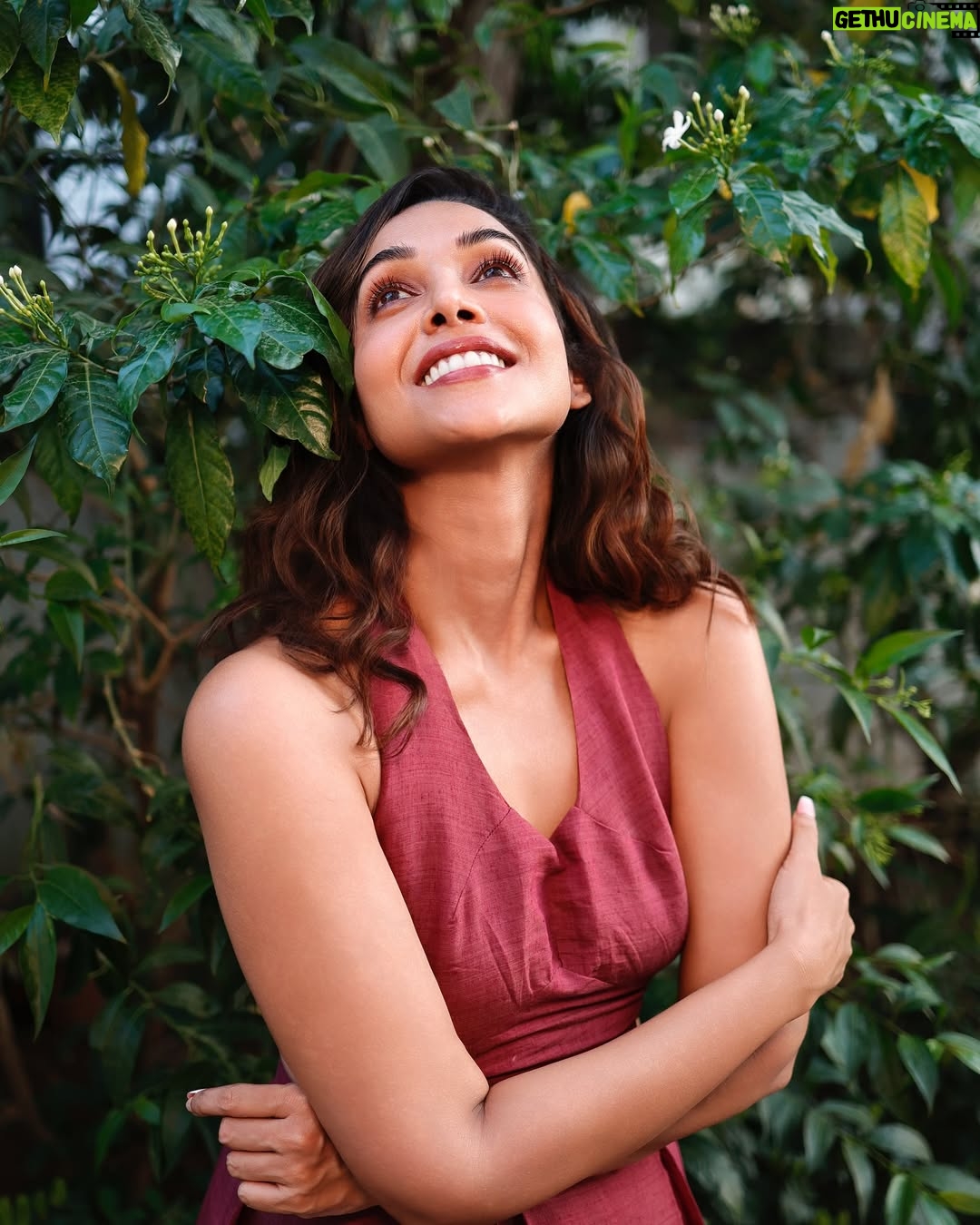Anupriya Goenka - 36.3K Likes - Feels like a day, for poetry, chai, music and letters 🌧️

Wearing @labelrasa
Pics @vishwasgonsalves 

#sunset #rains #music #fyp