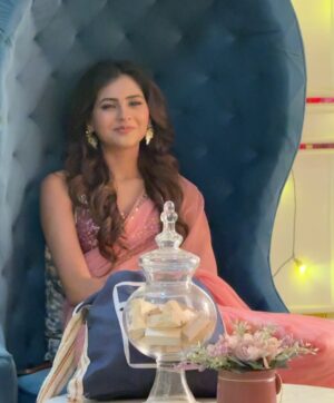 Anushka Merchande Instagram - moodboard🎬
Styling: @anusoru @khushiachariya
Makeup: @shamsheer80
Hair: @vaishalichavan208