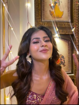 Anushka Merchande Instagram - moodboard🎬
Styling: @anusoru @khushiachariya
Makeup: @shamsheer80
Hair: @vaishalichavan208