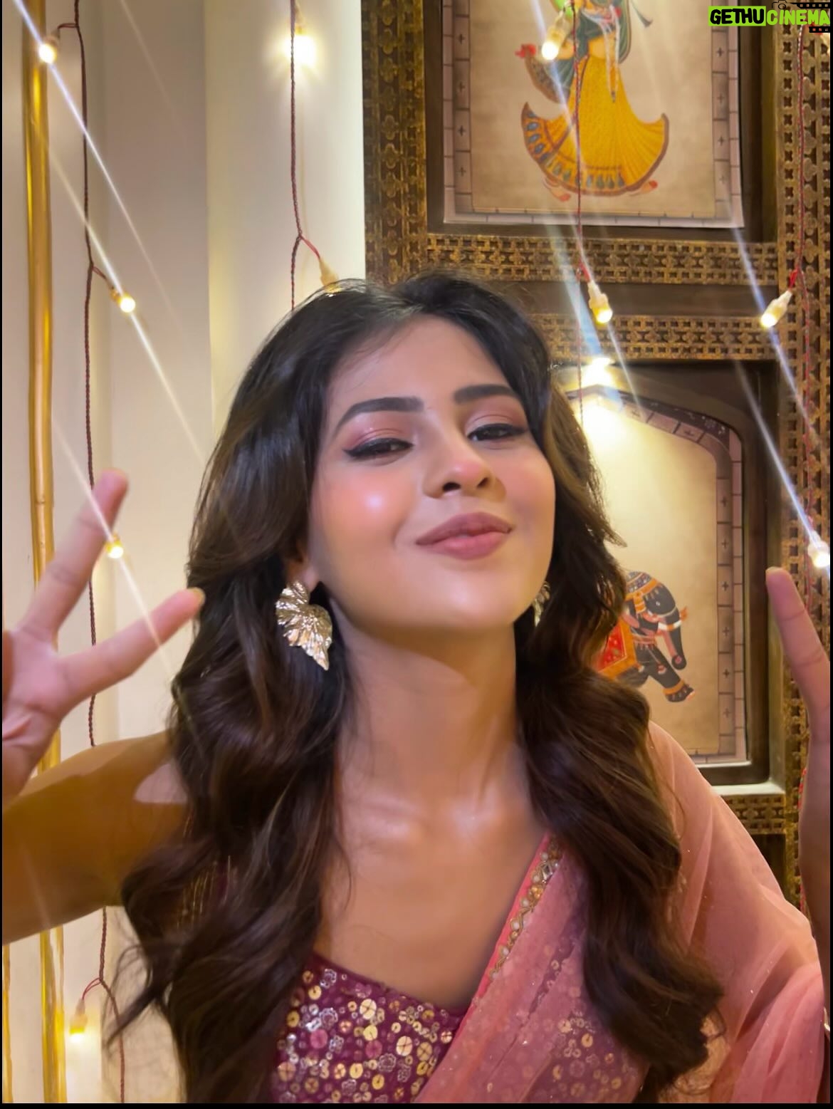 Anushka Merchande - 12K Likes - moodboard🎬

Styling: @anusoru @khushiachariya 
Makeup: @shamsheer80 
Hair: @vaishalichavan208