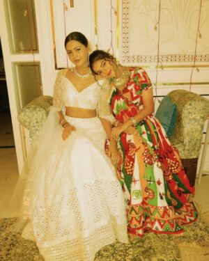 Anushka Merchande Instagram - The chemistry doesn’t always follow the script ❤️ @anushka_merchande #saru #anika #sanika #zeetv 7.30pm