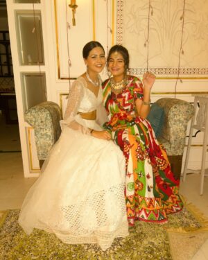 Anushka Merchande Instagram - The chemistry doesn’t always follow the script ❤️ @anushka_merchande #saru #anika #sanika #zeetv 7.30pm