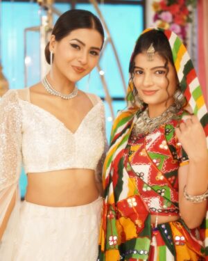 Anushka Merchande Instagram - The chemistry doesn’t always follow the script ❤️ @anushka_merchande #saru #anika #sanika #zeetv 7.30pm