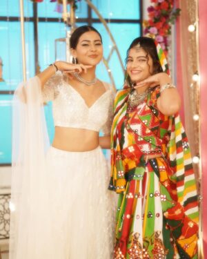 Anushka Merchande Instagram - The chemistry doesn’t always follow the script ❤️ @anushka_merchande #saru #anika #sanika #zeetv 7.30pm