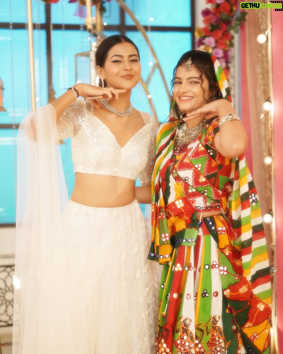 Anushka Merchande - 20.5K Likes - The chemistry doesn’t always follow the script ❤️ @anushka_merchande #saru #anika #sanika #zeetv 7.30pm