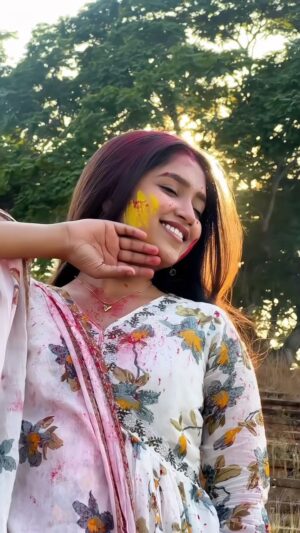 Anushka Sutar Instagram - Happy holi 🫶🏻😭

#anushkasutar #anushka_2440_ #reel #reelkarofeelkaro #reelitfeelit #reels #reelinstagram #trending #trendingreel #viral #reelsviral #viralvideo #explore #explorar 

[ Holi , aesthetic, transition, explore , viral , trending , happy holi , kurta , colour ]