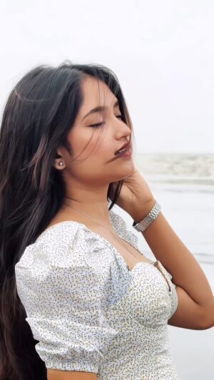 Anushka Sutar Instagram - Wait for the transition 🥹

#anushkasutar #anushka_2440_ #réel #reels #reelkarofeelkaro #reelinstagram #reelitfeelit #trending #trendingreels #texplorar #explore #viral #viralvideos 
[ trending, transition, aesthetic, outfit , viral, explore]