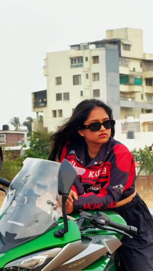 Anushka Sutar Instagram - Comment your favourite bike ! 

#anushkasutar #anushka_2440_ #réel #reels #reelitfeelit #reelkarofeelkaro #reelinstagram #trendingreels #trending #viral #viralvideos #explorar #explore #kawasaki 

[ transition, outfit , kawasaki , bike , sports bike , western, pop culture, viral, explore , trending]