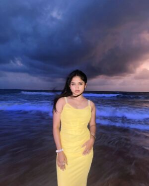 Anushka Sutar Instagram - Chasing Dreams and Sunsets!
#anushkasutar #anushka_2440_
#sunset #beach #goa #beachgirl #aesthetic
