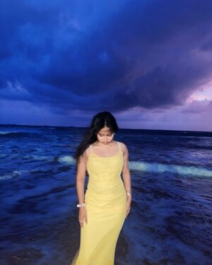 Anushka Sutar Instagram - Chasing Dreams and Sunsets!
#anushkasutar #anushka_2440_
#sunset #beach #goa #beachgirl #aesthetic