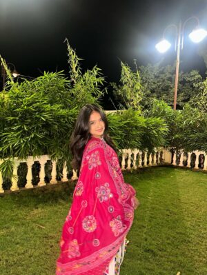 Anushka Sutar Instagram - Kem cho ?
#anushkasutar #anushka_2440_ #garba #navratrichaniyacholi #navratri #dandiya #aesthetic #viral #fyp #explore #post