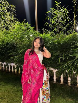 Anushka Sutar Instagram - Kem cho ?
#anushkasutar #anushka_2440_ #garba #navratrichaniyacholi #navratri #dandiya #aesthetic #viral #fyp #explore #post