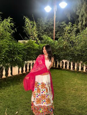 Anushka Sutar Instagram - Kem cho ?
#anushkasutar #anushka_2440_ #garba #navratrichaniyacholi #navratri #dandiya #aesthetic #viral #fyp #explore #post