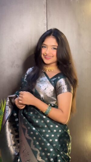 Anushka Sutar Instagram - Aikaa dajibaa !! 

#anushkasutar #anushka_2440_ 
#réel #reels #reelkarofeelkaro #reelitfeelit #reelinstagram #viral #viralvideos #explore #explorar #trending #trendingreels 

[ marathi , Maharashtrian look , reel , transition, explore , viral , cute , aesthetic ]