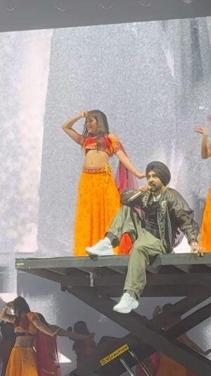 Anwita Sundaram Instagram - Unexplainable feeling when youāre dancing right next to the biggest punjabi artist in the world @diljitdosanjh ā„ļø Being a part of this concert was absolutely insane !! So grateful to have experienced this and danced in front of 10,000 people !!
Thank you @adaywithdivya ā„ļø
#diljitdosanjh #dililuminati #anwita #anwitasundaram #worldtour #dance #explore #instagram #instagood #choli