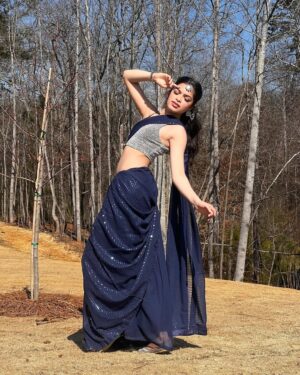 Anwita Sundaram Instagram - In my bollywood era 💙⭐️💙⭐️
shot and styled by @iamashimaarora
jewelry by @bloombysushmita
@karanjohar @bhansaliproductions @zoieakhtar @itsrohitshetty 😋
#anwita #anwitasundaram #instagram #instagood #sari #blue #bollywood