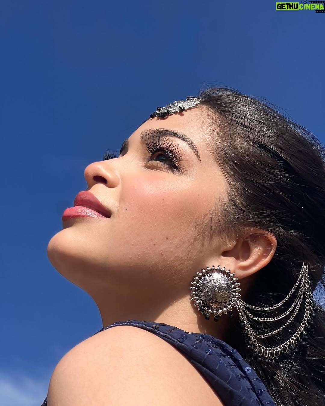 Anwita Sundaram - 4.7K Likes - In my bollywood era 💙⭐️💙⭐️ 

shot and styled by @iamashimaarora 
jewelry by @bloombysushmita 

@karanjohar @bhansaliproductions @zoieakhtar  @itsrohitshetty 😋

#anwita #anwitasundaram #instagram #instagood #sari #blue #bollywood