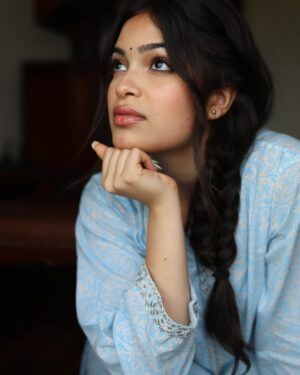 Anwita Sundaram Instagram - Bollywood’s next diva is ready for her moment in the spotlight! 🎥✨ Directors, take note—she’s here to slay! #FutureBollywoodQueen #thenextbigstar #bollywood #anwitasundaram #explore #instagram #trending
Styled & Clicked by my one and only- @iamashimaarora
Hair by - @meenamaity_hmua