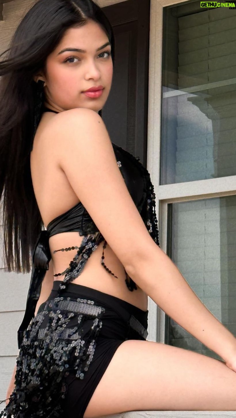 Anwita Sundaram - 5.5K Likes - Hai ishq toh ♣️🖤 

Shot and styled by @ashmaclicks 

#anwita #anwitasundaram #explore #instagram #instagood #dance #deedarde #sunidhichauhan #dance #bellydance
