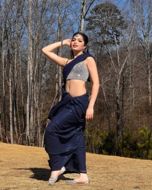 Anwita Sundaram Instagram - In my bollywood era 💙⭐️💙⭐️
shot and styled by @iamashimaarora
jewelry by @bloombysushmita
@karanjohar @bhansaliproductions @zoieakhtar @itsrohitshetty 😋
#anwita #anwitasundaram #instagram #instagood #sari #blue #bollywood