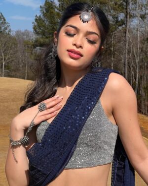 Anwita Sundaram Instagram - In my bollywood era 💙⭐️💙⭐️
shot and styled by @iamashimaarora
jewelry by @bloombysushmita
@karanjohar @bhansaliproductions @zoieakhtar @itsrohitshetty 😋
#anwita #anwitasundaram #instagram #instagood #sari #blue #bollywood