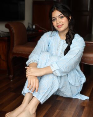 Anwita Sundaram Instagram - Bollywood’s next diva is ready for her moment in the spotlight! 🎥✨ Directors, take note—she’s here to slay! #FutureBollywoodQueen #thenextbigstar #bollywood #anwitasundaram #explore #instagram #trending
Styled & Clicked by my one and only- @iamashimaarora
Hair by - @meenamaity_hmua