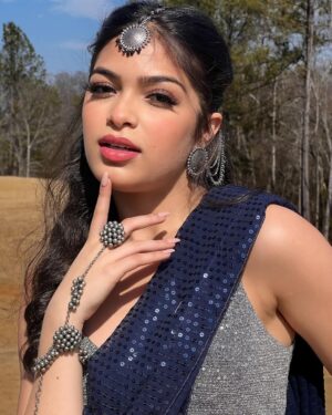 Anwita Sundaram Instagram - In my bollywood era 💙⭐️💙⭐️
shot and styled by @iamashimaarora
jewelry by @bloombysushmita
@karanjohar @bhansaliproductions @zoieakhtar @itsrohitshetty 😋
#anwita #anwitasundaram #instagram #instagood #sari #blue #bollywood