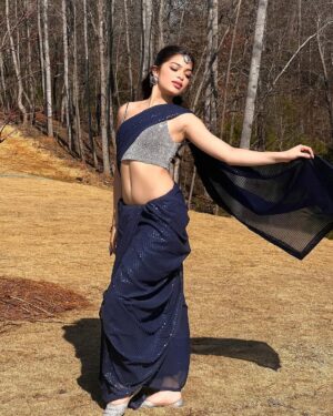 Anwita Sundaram Instagram - In my bollywood era 💙⭐️💙⭐️
shot and styled by @iamashimaarora
jewelry by @bloombysushmita
@karanjohar @bhansaliproductions @zoieakhtar @itsrohitshetty 😋
#anwita #anwitasundaram #instagram #instagood #sari #blue #bollywood