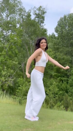 Anwita Sundaram Instagram - This song is EVERYWHEREEEE on social media! so cute š§øš§ø
DC : šš»āāļøšš»āāļø ( tag me if you do it! )
Shot by @ashmaclicks
#rukhisukhiroti #anwita #anwitasundaram #dance #choreo #bollywood #explore #instagram #instagood