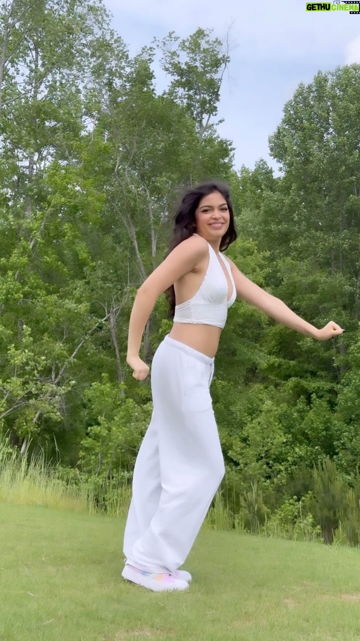 Anwita Sundaram - 9.2K Likes - This song is EVERYWHEREEEE on social media! so cute 🧸🧸

DC : 🙋🏻‍♀️🙋🏻‍♀️ ( tag me if you do it! )
Shot by @ashmaclicks 

#rukhisukhiroti #anwita #anwitasundaram #dance #choreo #bollywood #explore #instagram #instagood