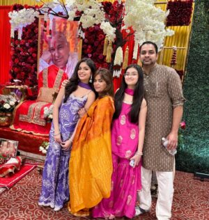 Anwita Sundaram Instagram - We look like a family straight out of ddlj !! 💕💕💕
#gurujisblessings #shivratri2024 #family #anwita #anwitasundaram #explore #instagram #instagood