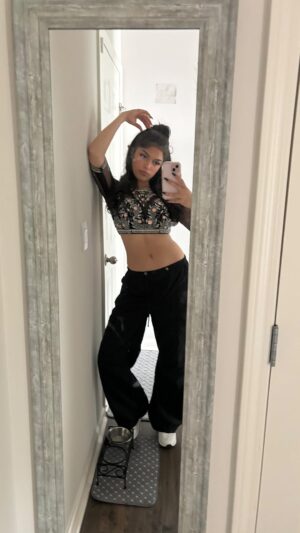 Anwita Sundaram Instagram - MAYYA MAYYA š¤ @farooqgotaudio this mix has been STUCK in my head š¤
DC : šš»āāļø ( tag me if you try it! )
Shot and styled by @ashmaclicks
#mayyamayya #dance #fusion #bellydance #hiphop #anwita #anwitasundaram #explore #instagram #instagood #algorithm