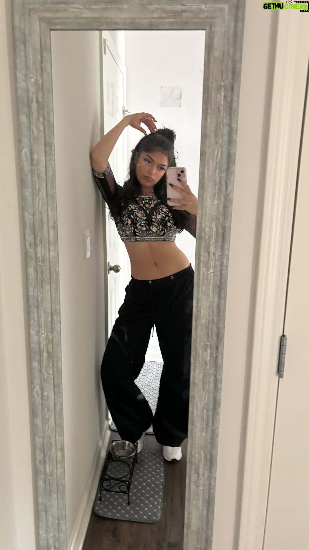 Anwita Sundaram - 11.1K Likes - MAYYA MAYYA 🖤 @farooqgotaudio this mix has been STUCK in my head 🖤

DC : 🙋🏻‍♀️ ( tag me if you try it! )
Shot and styled by @ashmaclicks 

#mayyamayya #dance #fusion #bellydance #hiphop #anwita #anwitasundaram #explore #instagram #instagood #algorithm