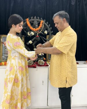 Anwita Sundaram Instagram - Embracing the art of Kathak on this sacred Ganesh Chaturthi, blessed to be guided by Guruji 🙏🏻🙏🏻. A journey of rhythm, grace, and devotion begins today. 🙏
#Kathak #GaneshChaturthi #NewBeginnings #kathakdance #anwitasundaram