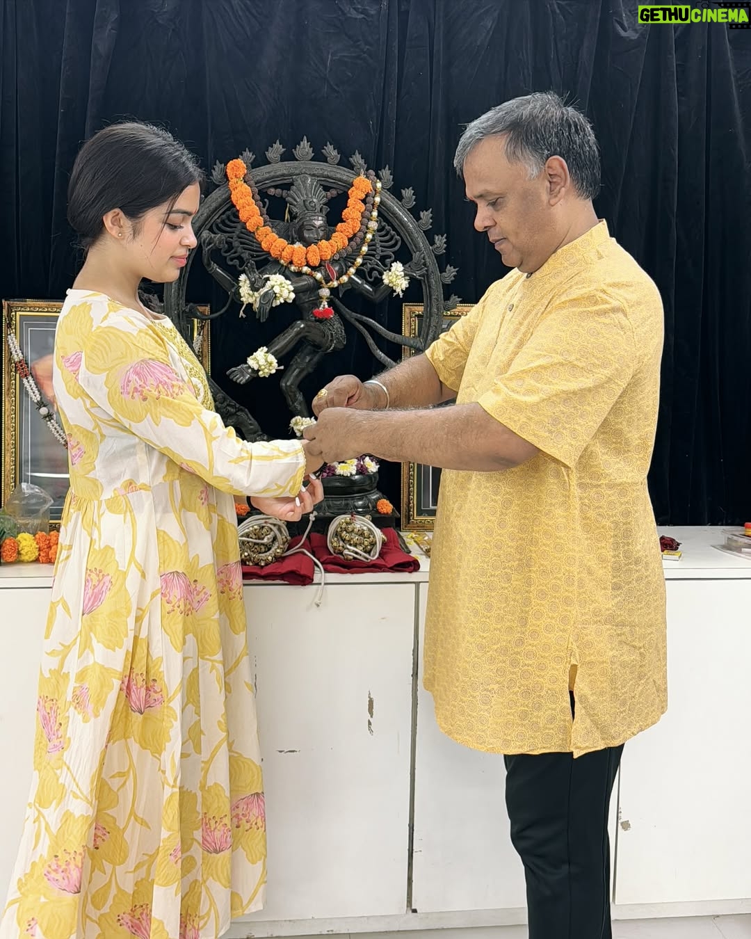 Anwita Sundaram - 6.7K Likes - Embracing the art of Kathak on this sacred Ganesh Chaturthi, blessed to be guided by Guruji 🙏🏻🙏🏻. A journey of rhythm, grace, and devotion begins today. 🙏

#Kathak #GaneshChaturthi #NewBeginnings #kathakdance #anwitasundaram
