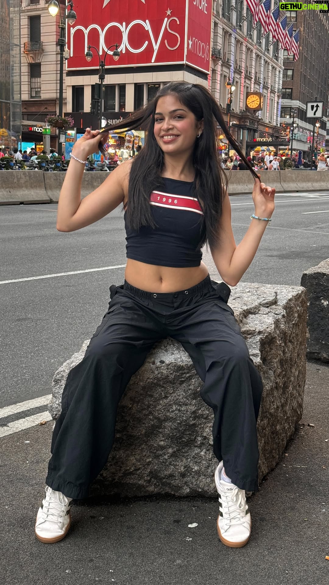 Anwita Sundaram - 8K Likes - Husn tera 👀👀👀 too much swag in this song @vickykaushal09 @karanaujla 

#taubatauba #badnewz #anwita #anwitasundaram #explore #timessquare #dance #hiphop #vickykaushal #karanaujla #instagram #instagood