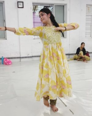 Anwita Sundaram Instagram - Embracing the art of Kathak on this sacred Ganesh Chaturthi, blessed to be guided by Guruji šš»šš». A journey of rhythm, grace, and devotion begins today. š
#Kathak #GaneshChaturthi #NewBeginnings #kathakdance #anwitasundaram
