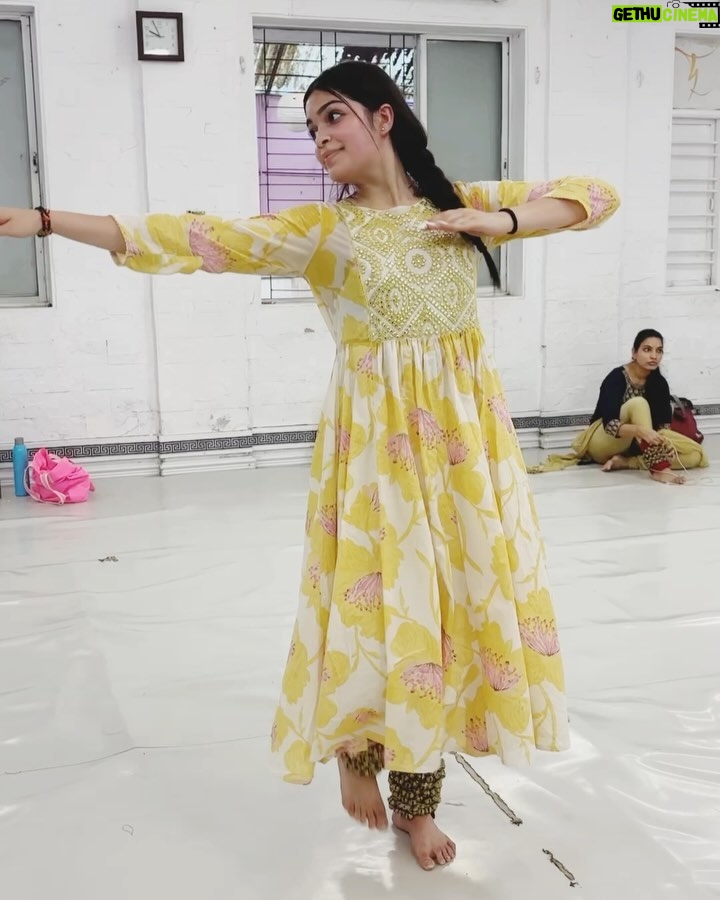 Anwita Sundaram - 6.7K Likes - Embracing the art of Kathak on this sacred Ganesh Chaturthi, blessed to be guided by Guruji 🙏🏻🙏🏻. A journey of rhythm, grace, and devotion begins today. 🙏

#Kathak #GaneshChaturthi #NewBeginnings #kathakdance #anwitasundaram