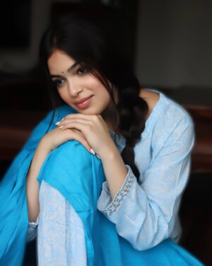 Anwita Sundaram Instagram - Bollywood’s next diva is ready for her moment in the spotlight! 🎥✨ Directors, take note—she’s here to slay! #FutureBollywoodQueen #thenextbigstar #bollywood #anwitasundaram #explore #instagram #trending
Styled & Clicked by my one and only- @iamashimaarora
Hair by - @meenamaity_hmua