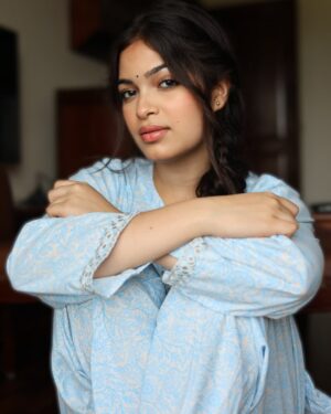 Anwita Sundaram Instagram - Bollywood’s next diva is ready for her moment in the spotlight! 🎥✨ Directors, take note—she’s here to slay! #FutureBollywoodQueen #thenextbigstar #bollywood #anwitasundaram #explore #instagram #trending
Styled & Clicked by my one and only- @iamashimaarora
Hair by - @meenamaity_hmua