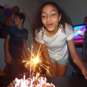 Any Gabrielly Instagram - Seria muito difícil a Any de Outubro passado acreditar que nesse ela estaria genuinamente, grandiosamente, absurdamente feliz.

Não quero dizer muito além de obrigada hoje. Vou retorcer umas palavras mais bonitas durante as festas dos próximos dias & trarei um textão pra quem se interessa. 

Eu sinto muito amor. Muito mesmo. Por tudo. Por vocês, por mim, pela vida, por onde passei, por onde estou e pra onde vou.

É meu Jordan year galera!!! BORA!!!