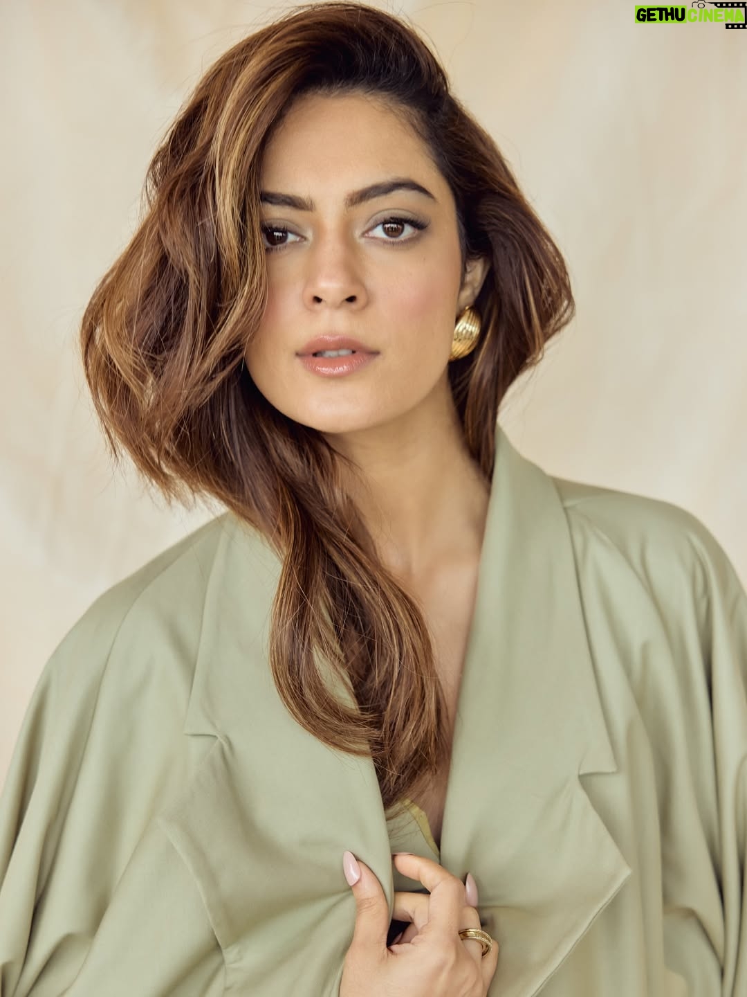 Anya Singh - 74.1K Likes - Age of the Sage🧿
#badsofbollywood 

Glam team- 
Makeup - @nickyrajani_ 
Hair - @yashdeeps7 
Styling - @mohitrai with @ruchikrishnastyles assisted by @parisajnani 
Photography - @homyarpatel

Wearing 

Outfit - @deme_love_
Accessories - @namjewelsofficial
earrings: @radhikaagrawalstudio
ring: @ishhaara
@ascend.rohank