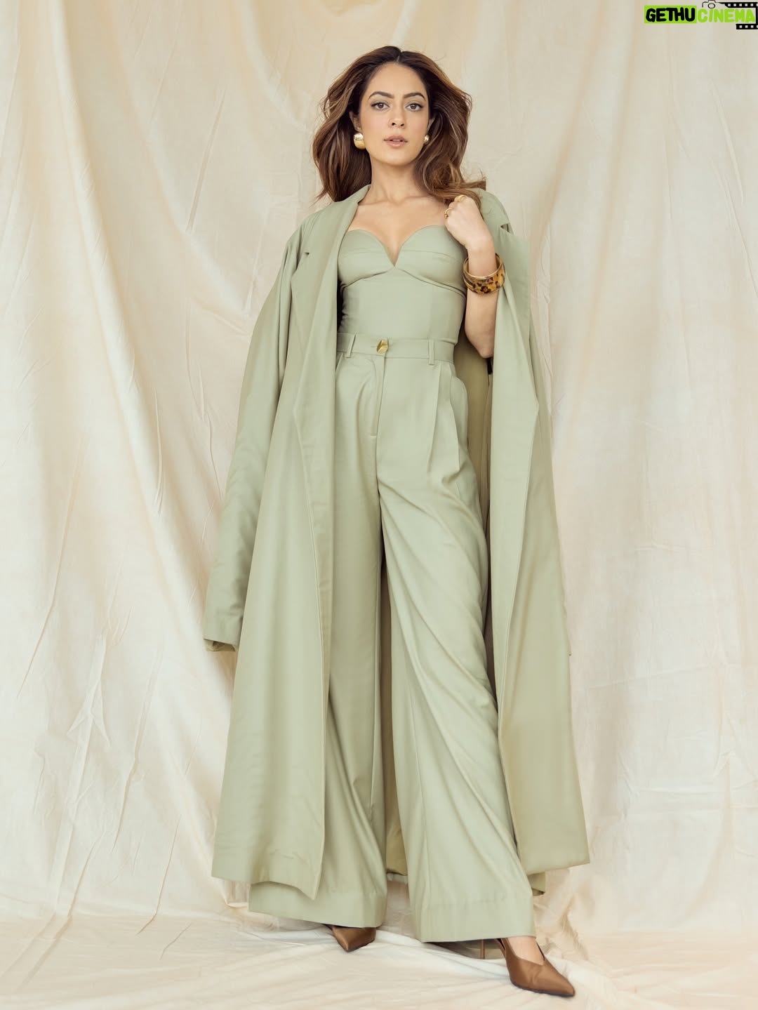 Anya Singh - 74.1K Likes - Age of the Sage🧿
#badsofbollywood 

Glam team- 
Makeup - @nickyrajani_ 
Hair - @yashdeeps7 
Styling - @mohitrai with @ruchikrishnastyles assisted by @parisajnani 
Photography - @homyarpatel

Wearing 

Outfit - @deme_love_
Accessories - @namjewelsofficial
earrings: @radhikaagrawalstudio
ring: @ishhaara
@ascend.rohank