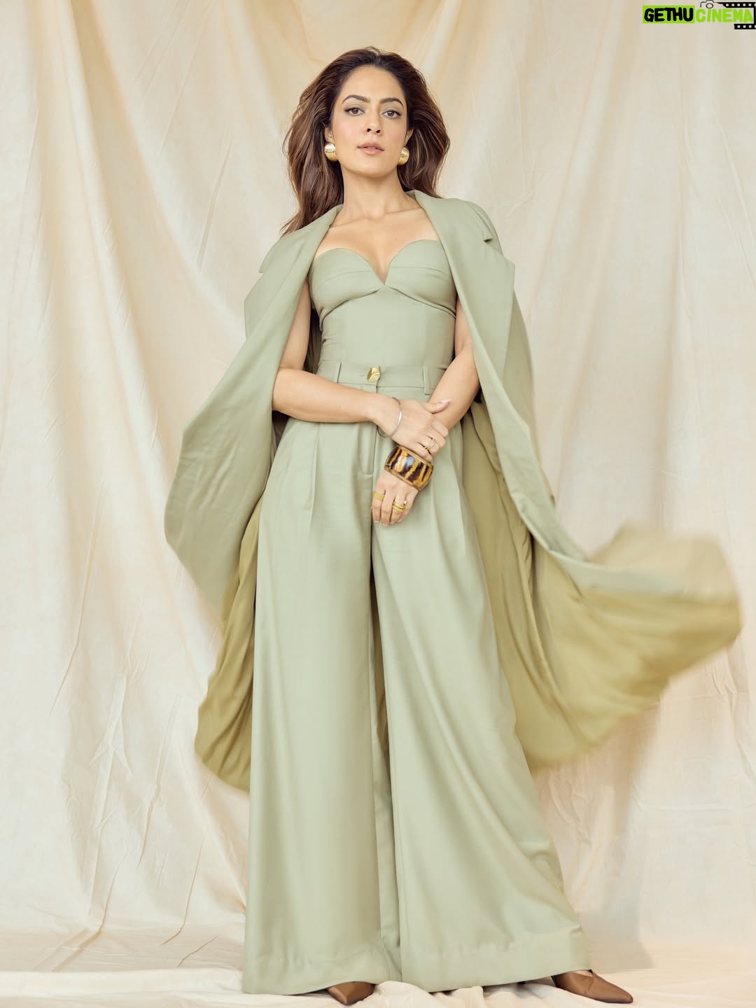 Anya Singh - 74.1K Likes - Age of the Sage🧿
#badsofbollywood 

Glam team- 
Makeup - @nickyrajani_ 
Hair - @yashdeeps7 
Styling - @mohitrai with @ruchikrishnastyles assisted by @parisajnani 
Photography - @homyarpatel

Wearing 

Outfit - @deme_love_
Accessories - @namjewelsofficial
earrings: @radhikaagrawalstudio
ring: @ishhaara
@ascend.rohank